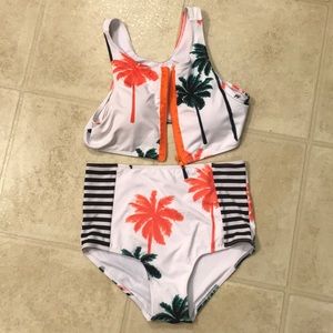 High-waisted adjustable tropical suit.